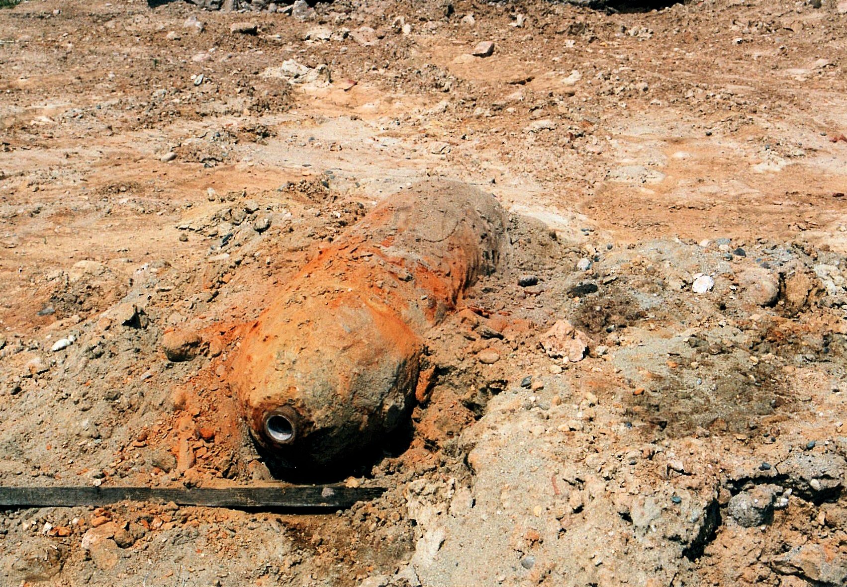 Bomba inesplosa da 500 libbre risalente al bombardamento USAAF del 28 maggio 1944. Ritrovata nel 1998 nel cortile della cascina Bargé Bomba inesplosa da 500 libbre risalente al bombardamento USAAF del 28 maggio 1944. Ritrovata nel 1998 nel cortile della cascina Bargé